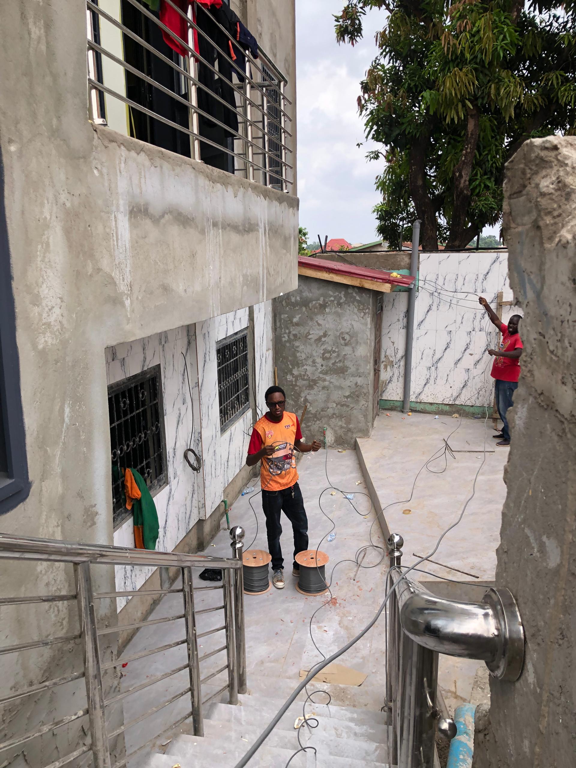 Installation caméra surveillance hauteur poteau Conakry sécurité